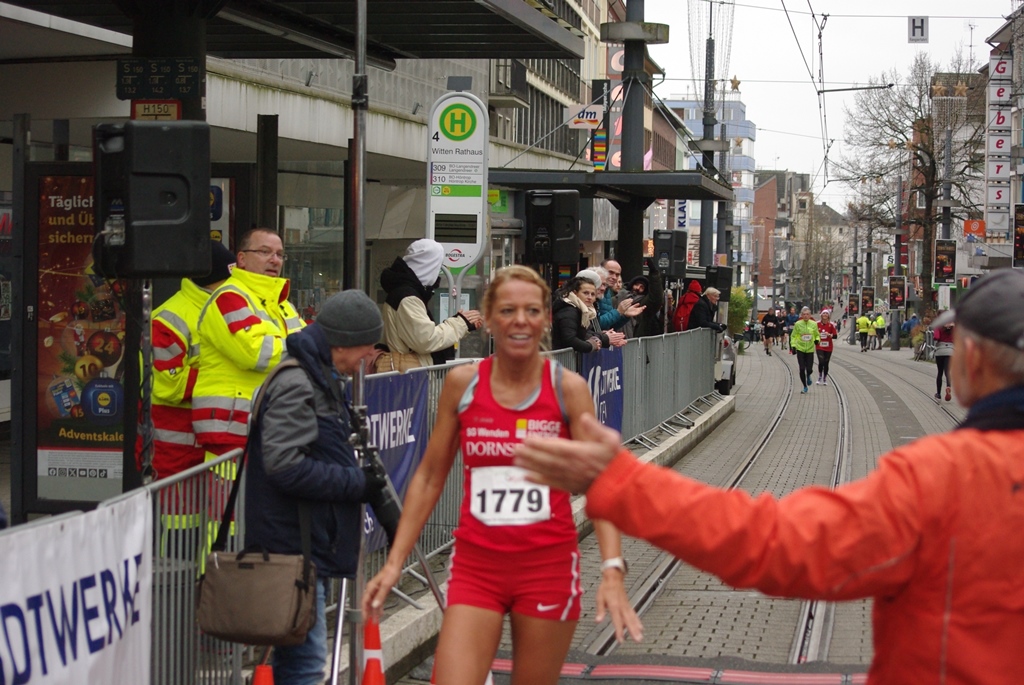 2024 12 15 Weihnachtslauf Siegerin 10km