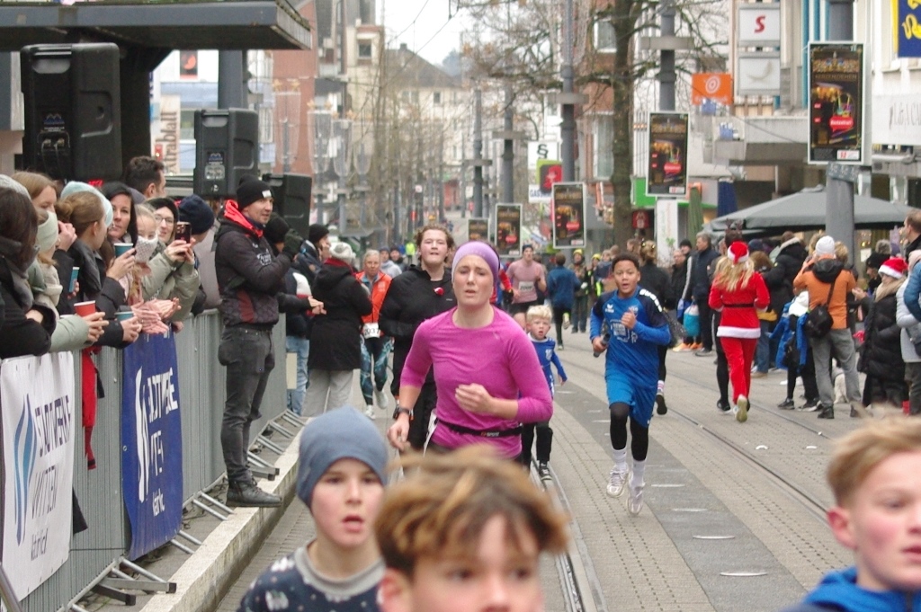 2024 12 15 Weihnachtslauf Siegerin 5km