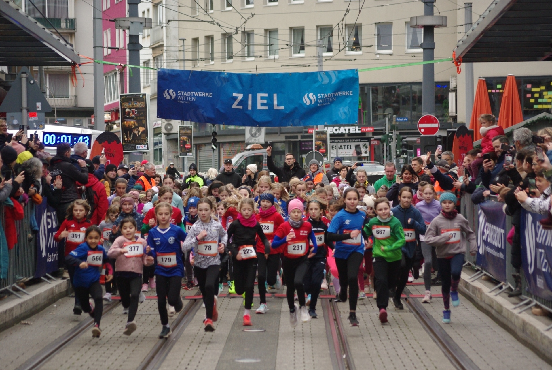 20251214 Weihnachtslauf Start Schülerinnen