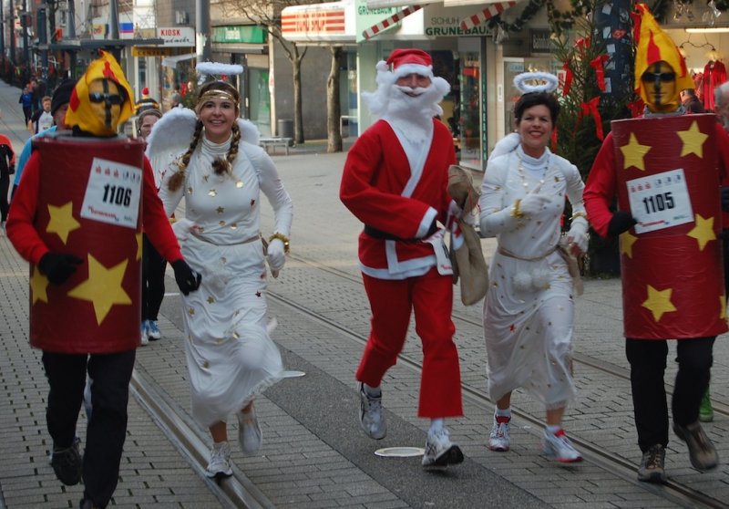 Wenn's weihnachtet, laufen Weihnachtsmann und Engel durch Witten