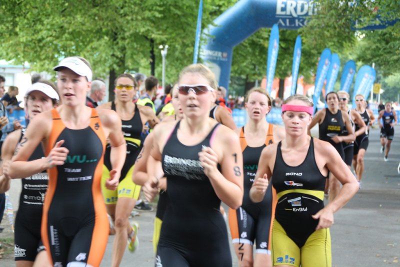 links: Wencke Stoltz, rechts: Desiree Elting beim Laufen