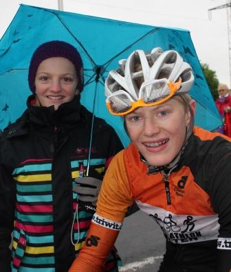 Rena und Tim: Radrennen im Regen